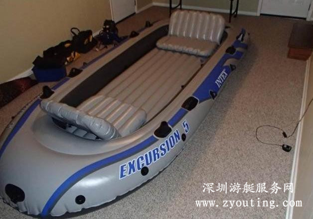 打开的充气橡皮艇 打开的充气橡皮艇