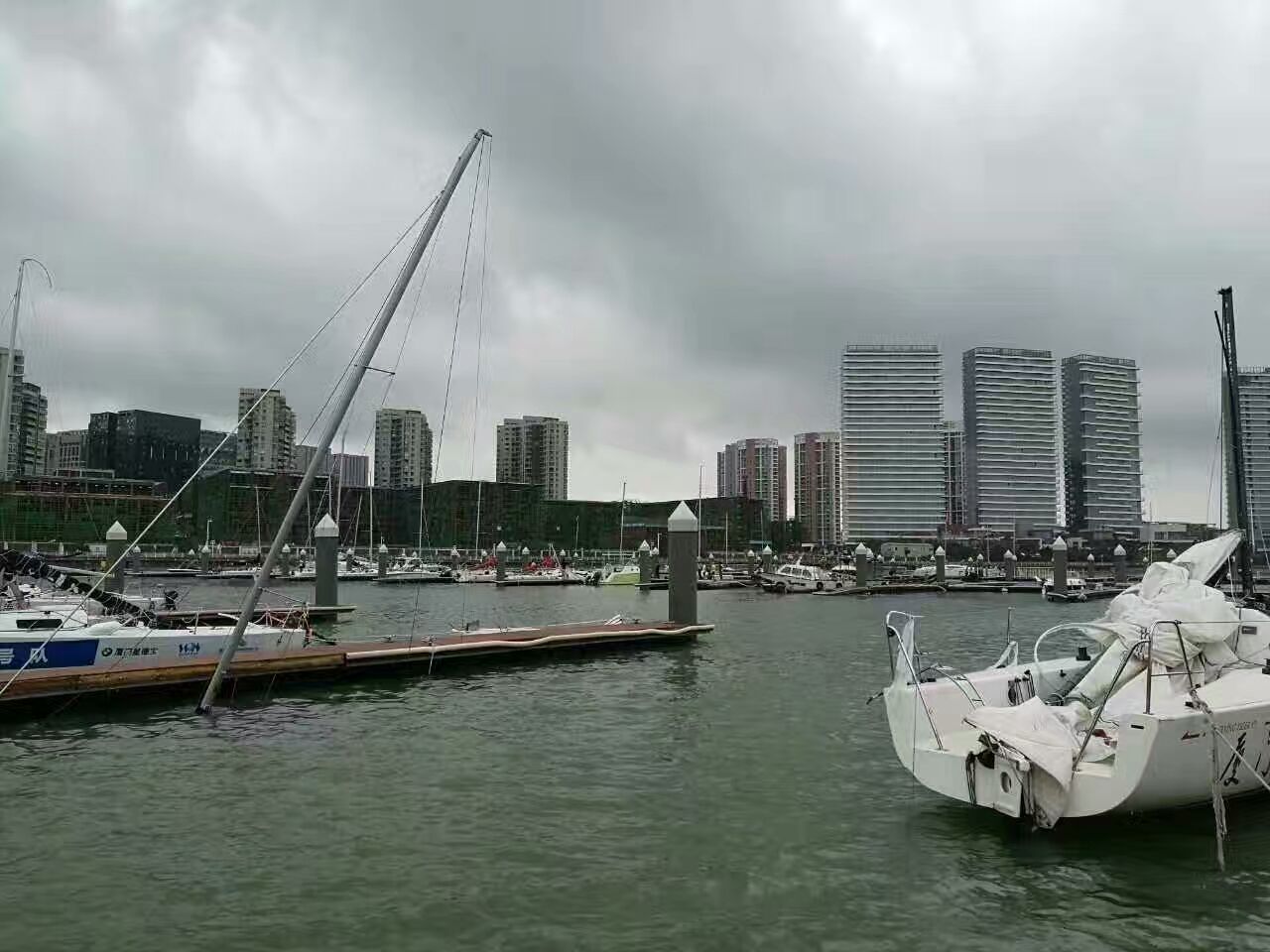 台风过后的游艇码头