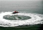 深圳游艇出海中必不可少的海上运动－－摩托艇